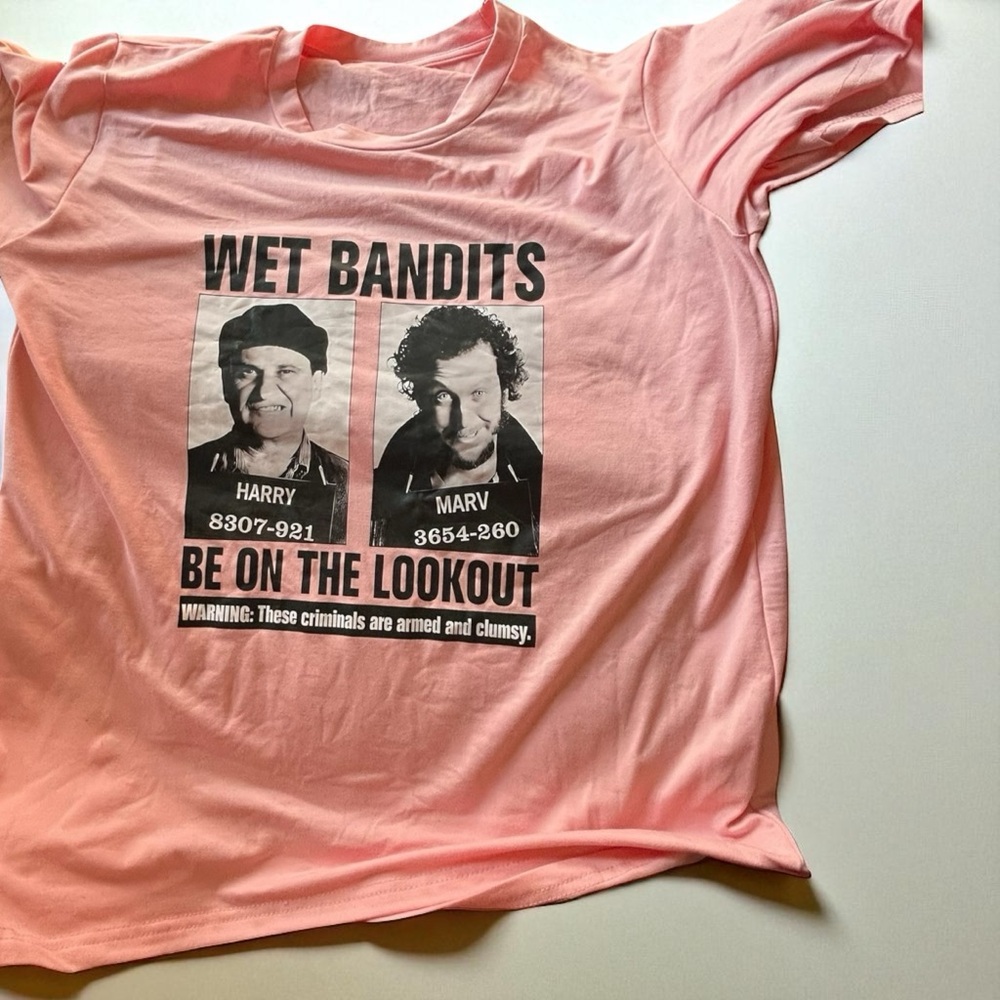 Wet Bandits “Be On The Lookout” Pink Graphic Tee – Home Alone – Size M